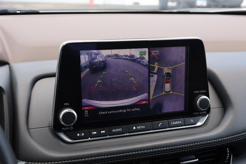Nissan Rogue Vehicle Image 15
