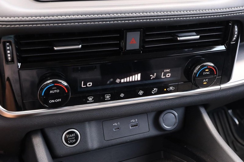 Nissan Rogue Vehicle Image 16