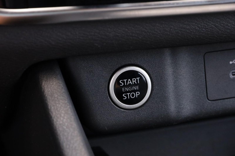 Nissan Rogue Vehicle Image 17