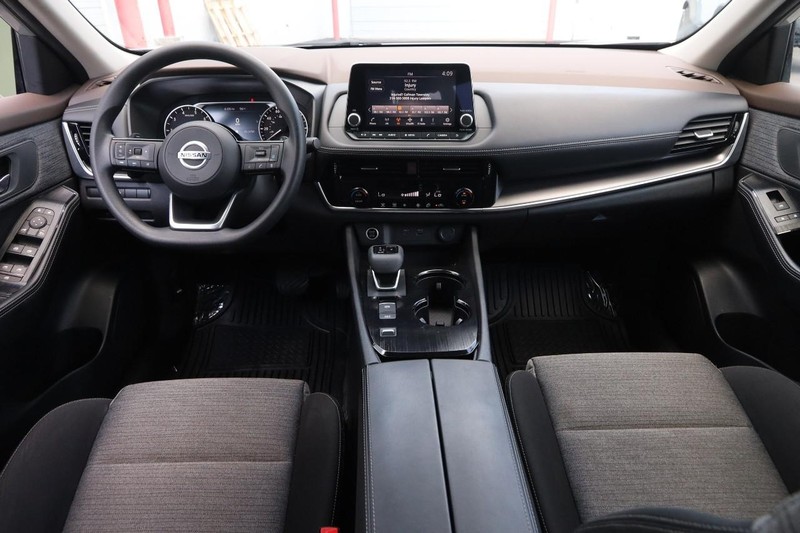 Nissan Rogue Vehicle Image 18