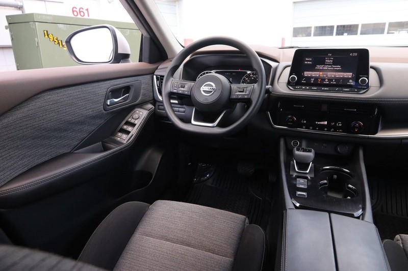 Nissan Rogue Vehicle Image 19