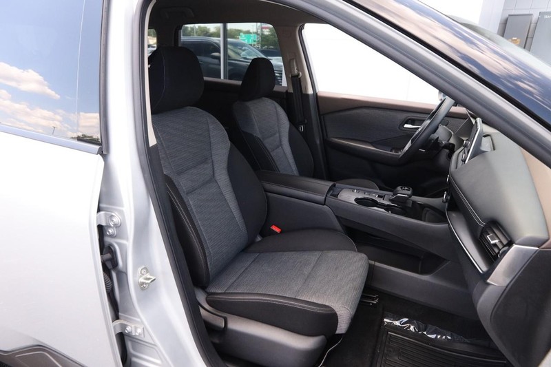 Nissan Rogue Vehicle Image 23