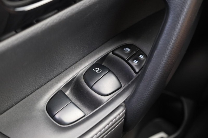 Nissan Rogue Sport Vehicle Image 18