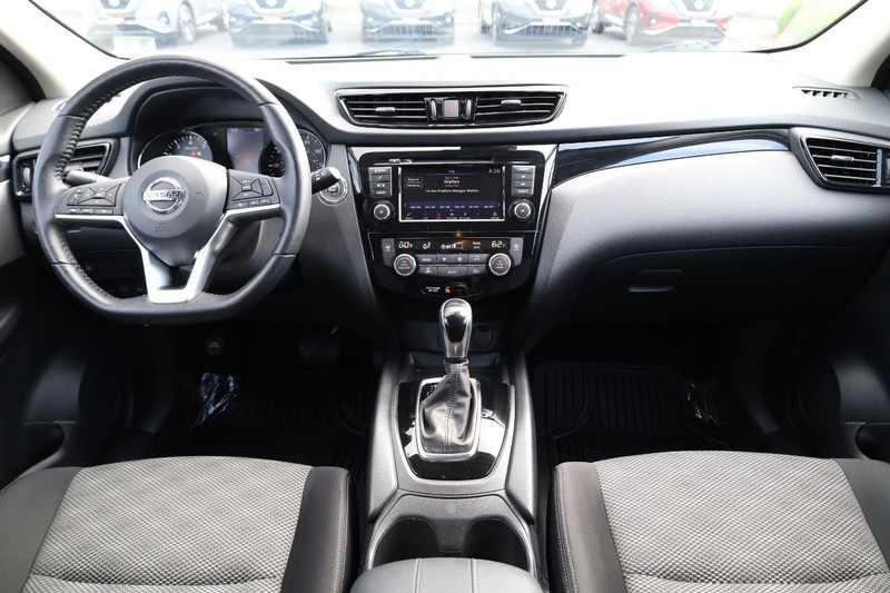 Nissan Rogue Sport Vehicle Image 22
