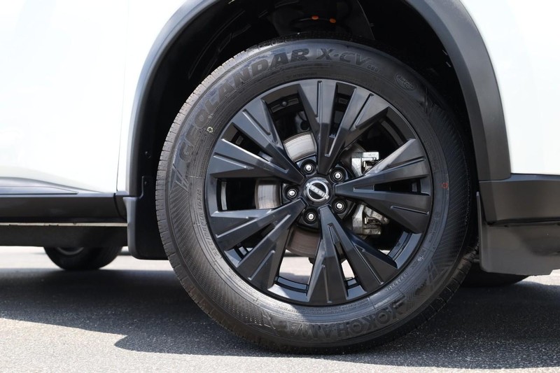 Nissan Rogue Vehicle Image 03