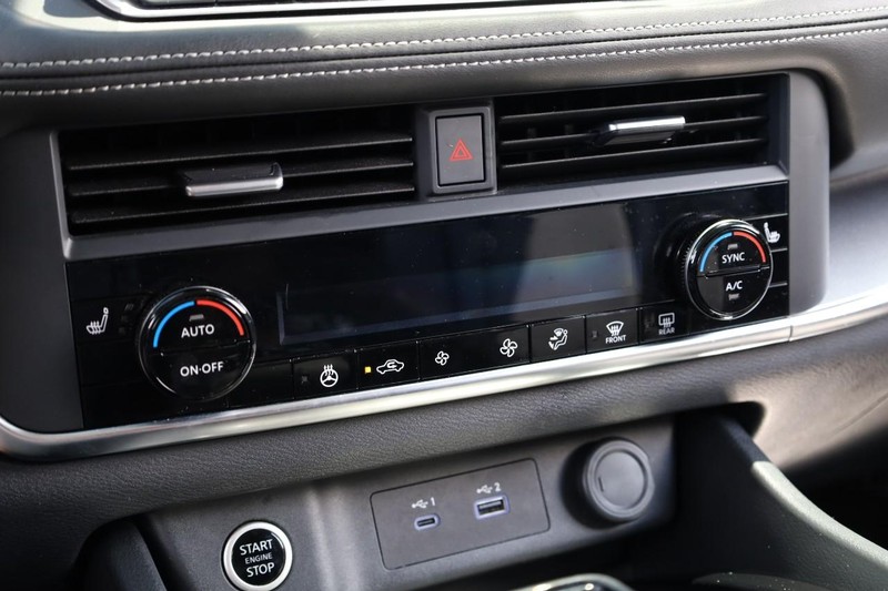 Nissan Rogue Vehicle Image 18