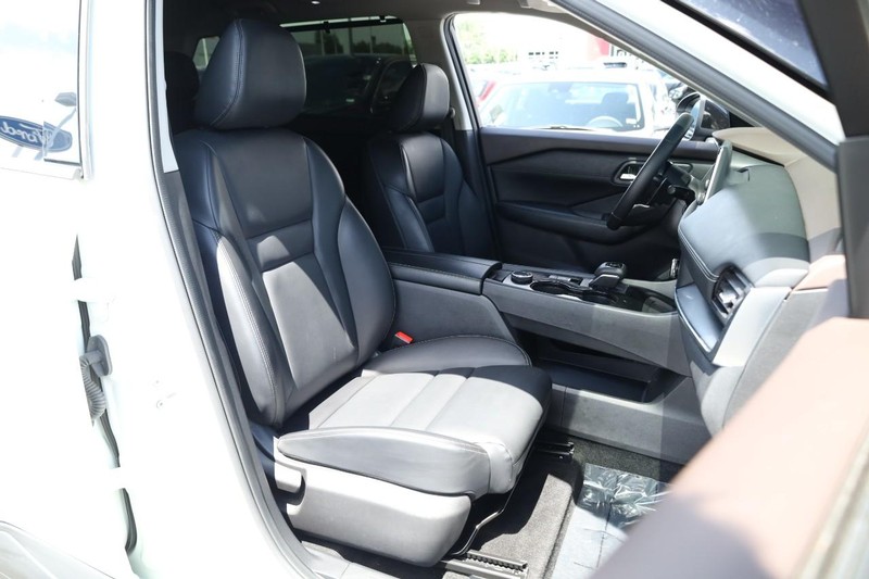 Nissan Rogue Vehicle Image 30