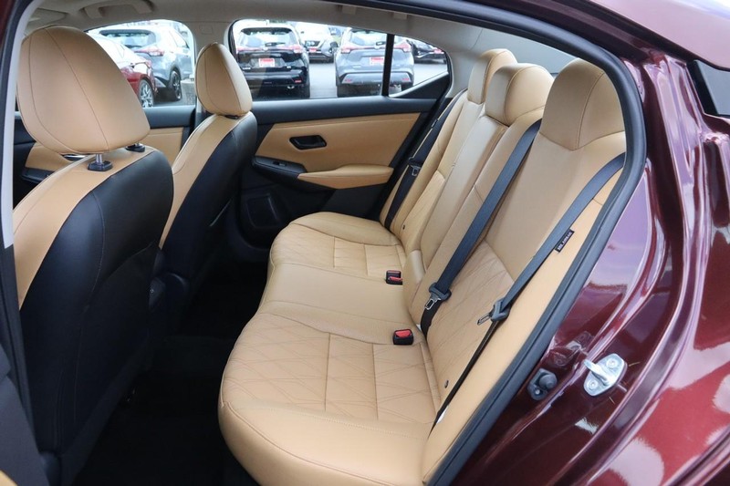 Nissan Sentra Vehicle Image 10