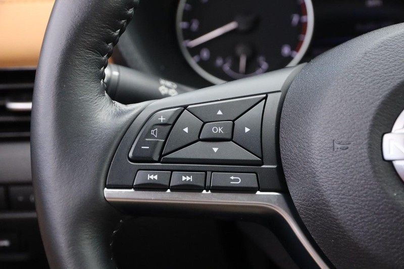 Nissan Sentra Vehicle Image 12