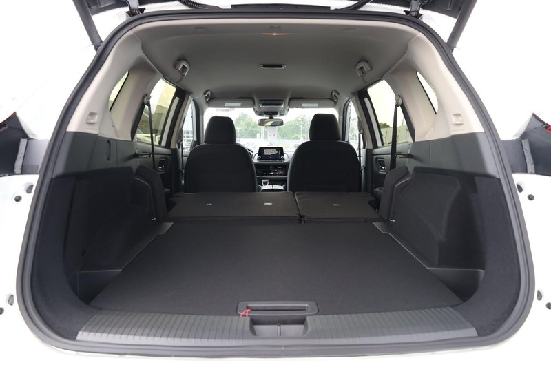 Nissan Rogue Vehicle Image 09