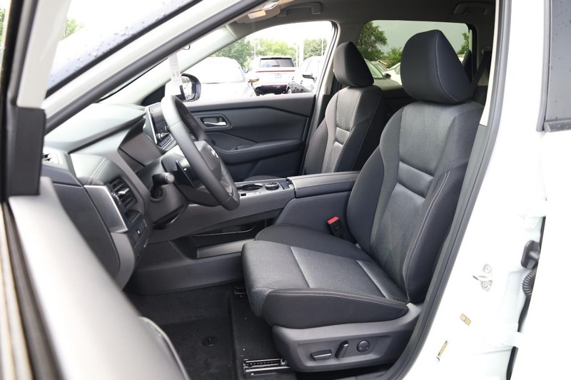 Nissan Rogue Vehicle Image 11