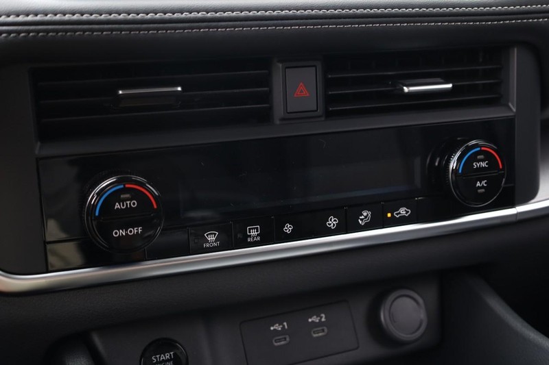 Nissan Rogue Vehicle Image 16