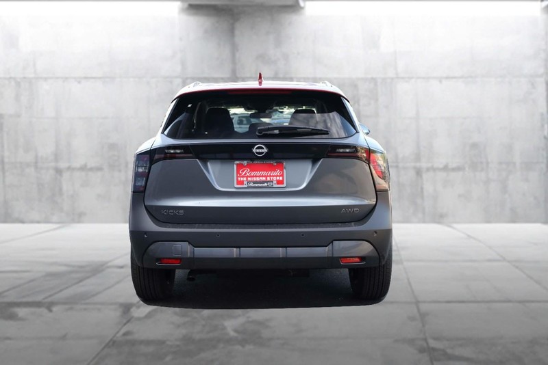 Nissan Kicks Vehicle Image 06