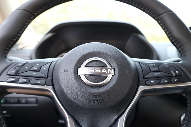 Nissan Sentra Vehicle Image 09