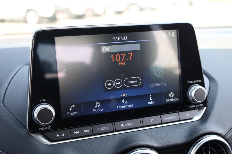 Nissan Sentra Vehicle Image 11