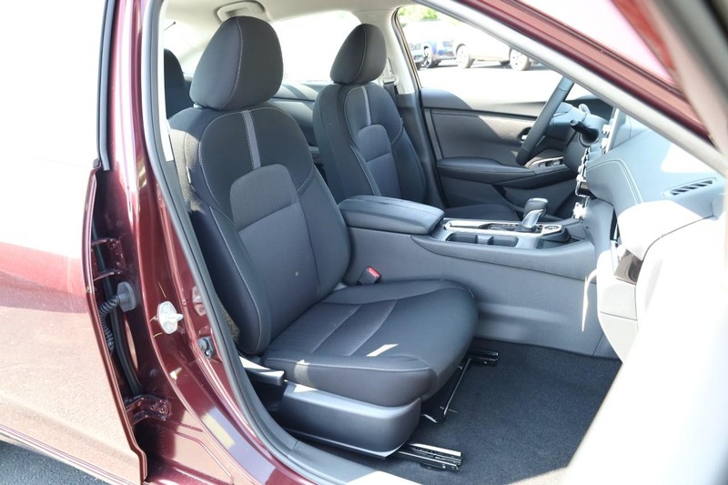 Nissan Sentra Vehicle Image 24