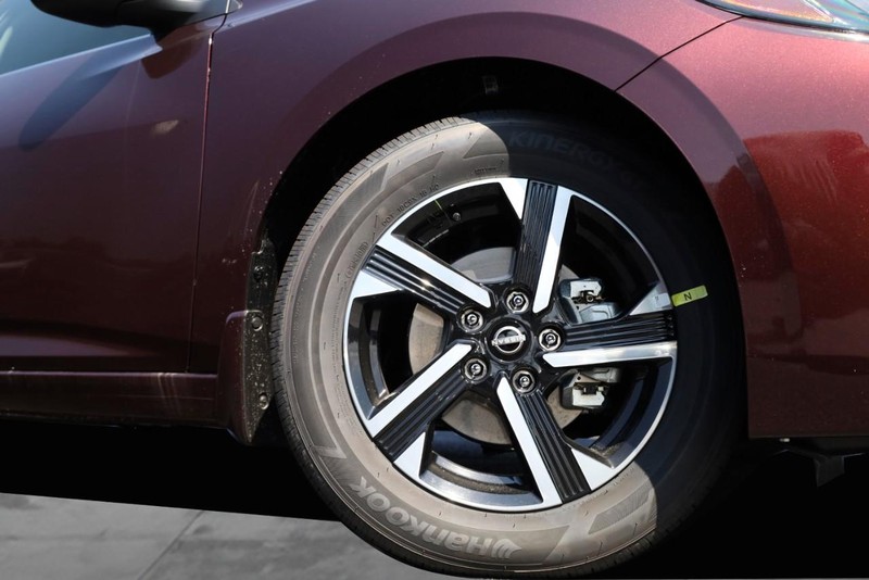 Nissan Sentra Vehicle Image 03