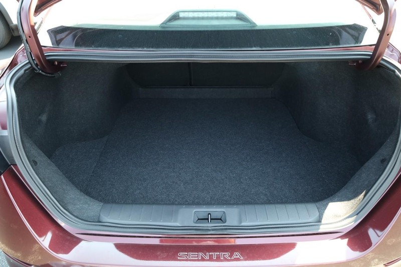 Nissan Sentra Vehicle Image 07