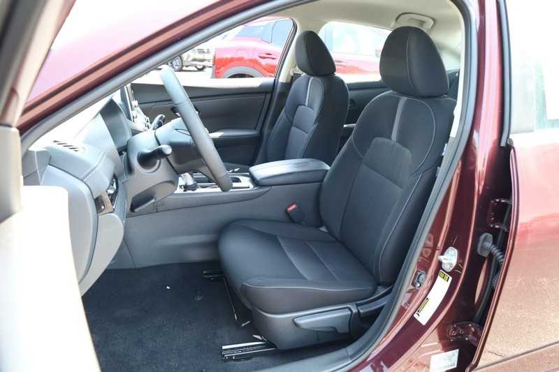 Nissan Sentra Vehicle Image 08