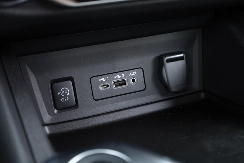 Nissan Sentra Vehicle Image 15