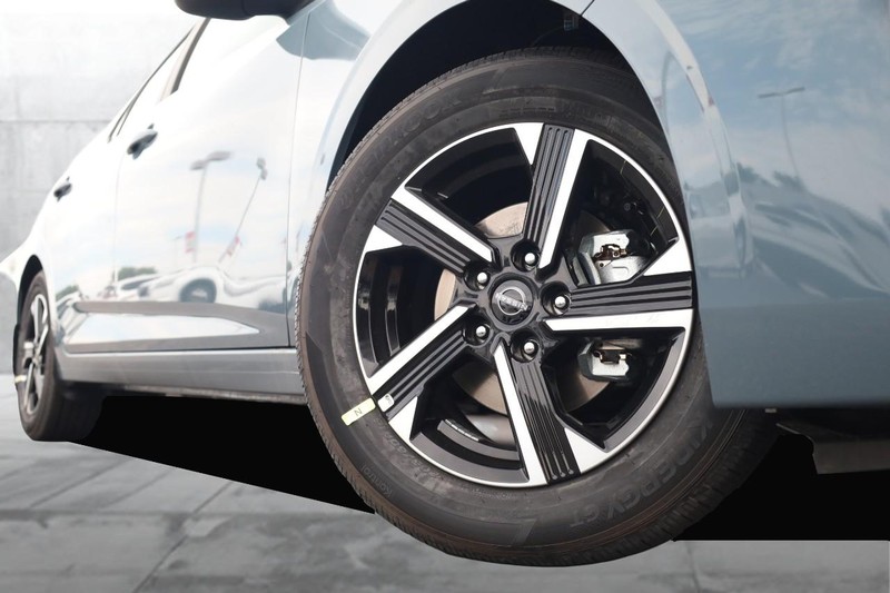 Nissan Sentra Vehicle Image 03