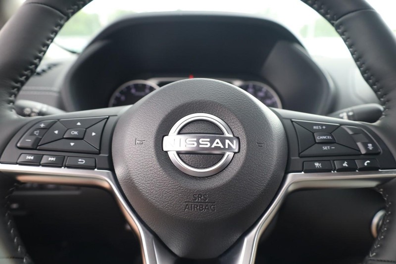 Nissan Sentra Vehicle Image 09