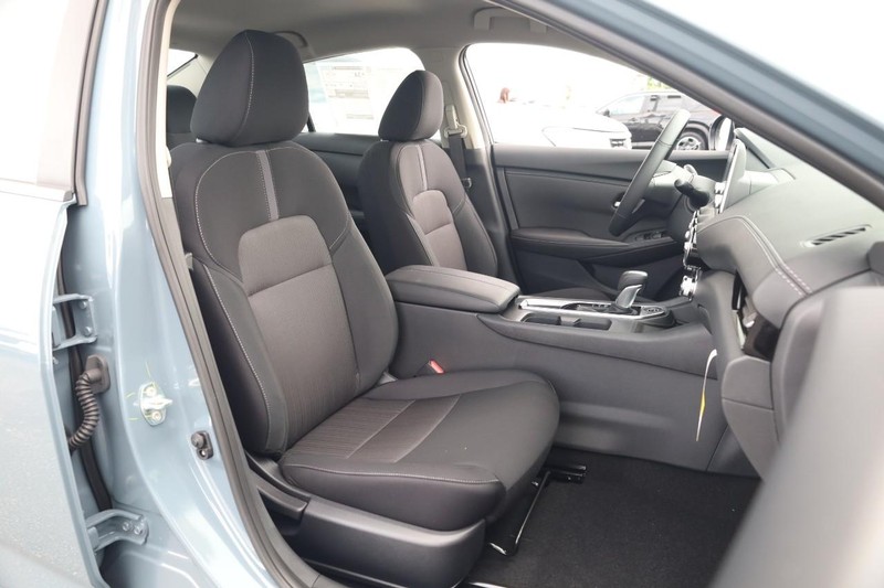 Nissan Sentra Vehicle Image 24