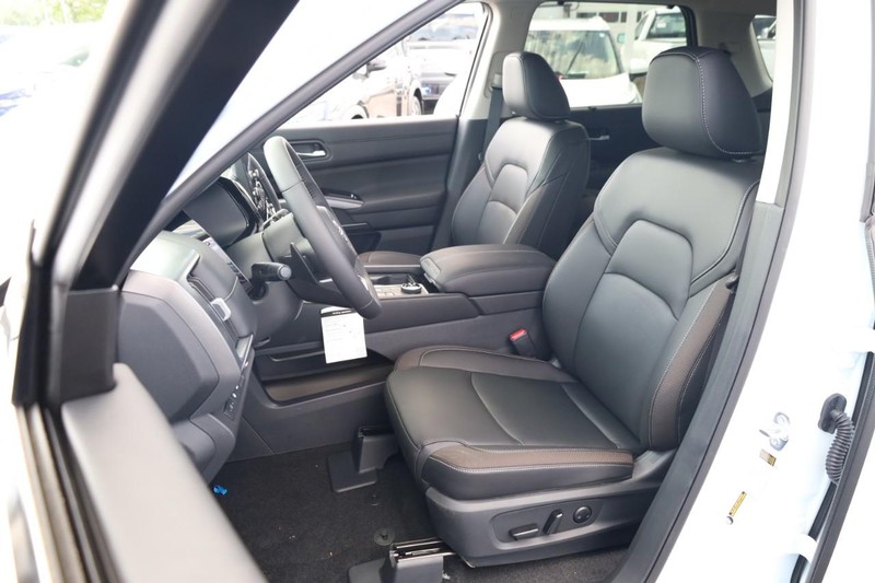 Nissan Pathfinder Vehicle Image 12