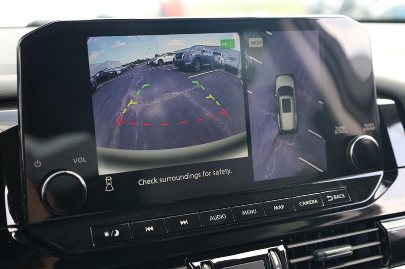 Nissan Pathfinder Vehicle Image 17