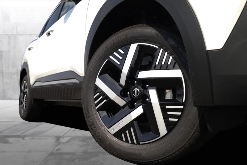 Nissan Kicks Vehicle Image 03