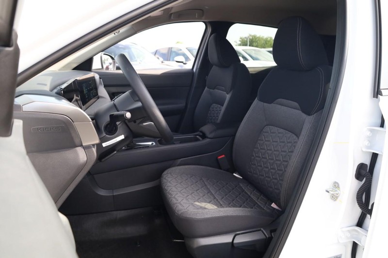 Nissan Kicks Vehicle Image 08