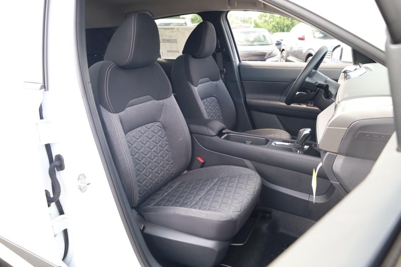 Nissan Kicks Vehicle Image 24