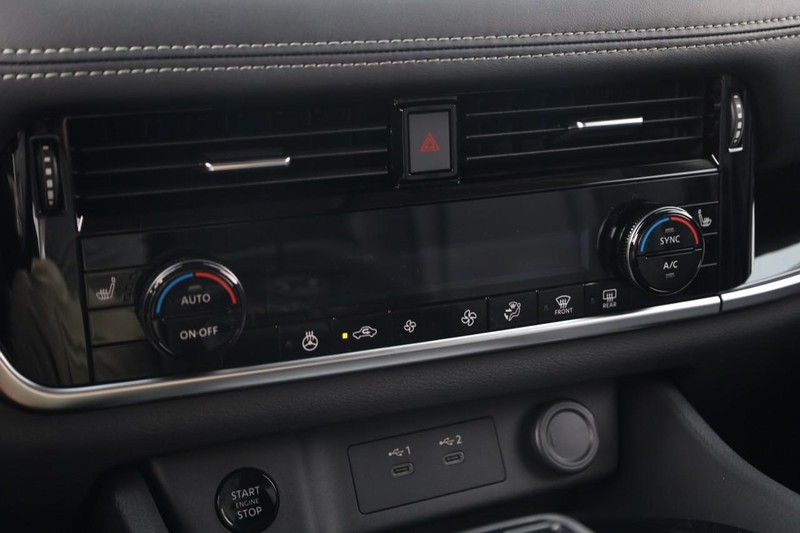 Nissan Rogue Vehicle Image 17
