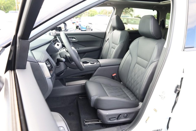 Nissan Rogue Vehicle Image 10