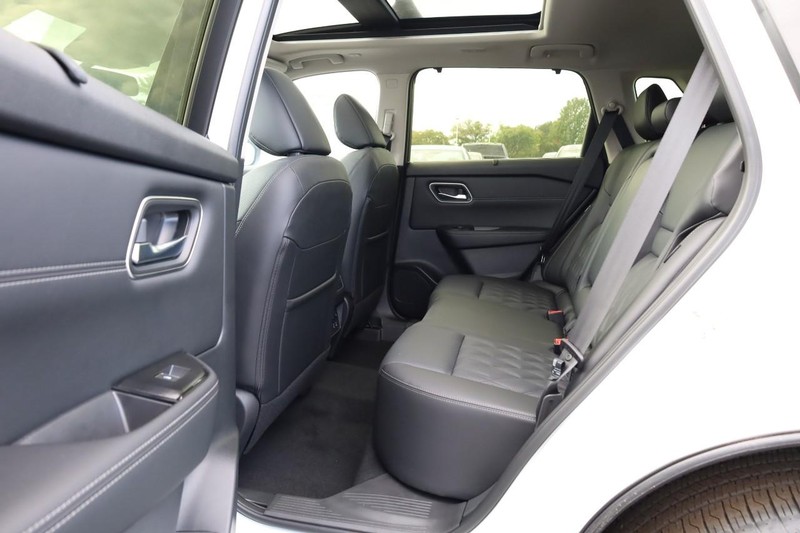 Nissan Rogue Vehicle Image 24