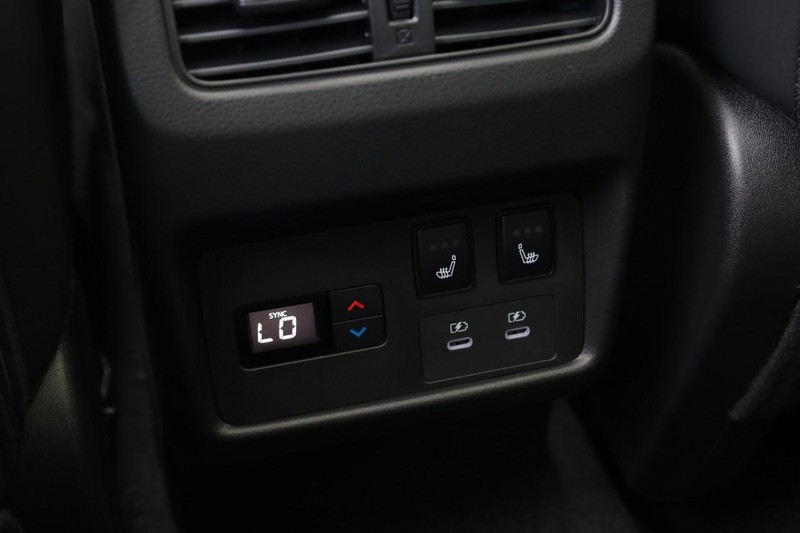 Nissan Rogue Vehicle Image 25