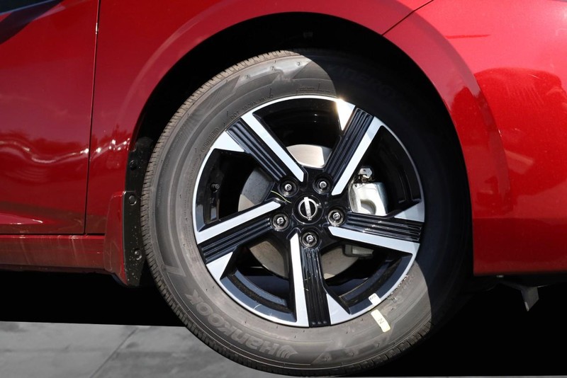Nissan Sentra Vehicle Image 03