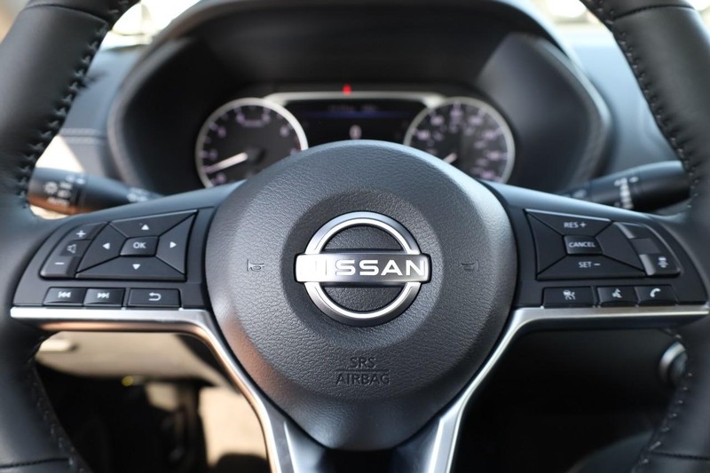 Nissan Sentra Vehicle Image 09