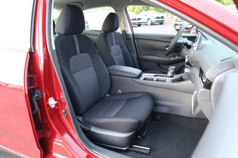 Nissan Sentra Vehicle Image 24