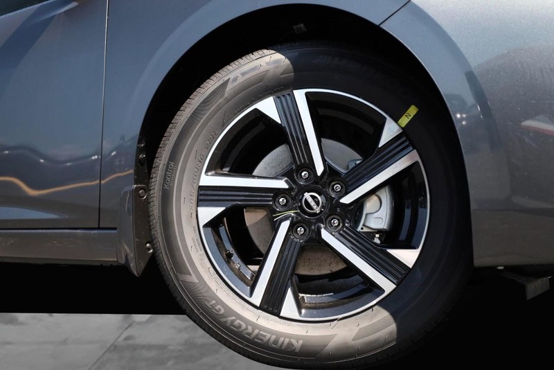 Nissan Sentra Vehicle Image 03