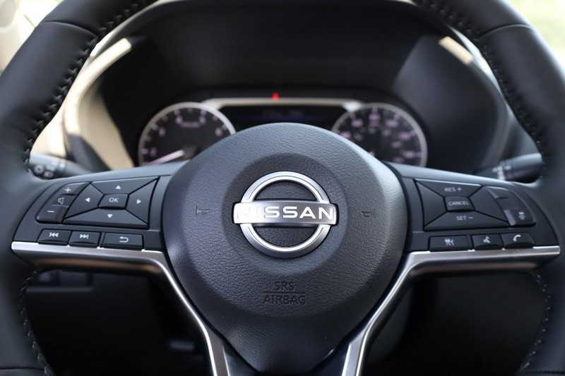 Nissan Sentra Vehicle Image 09