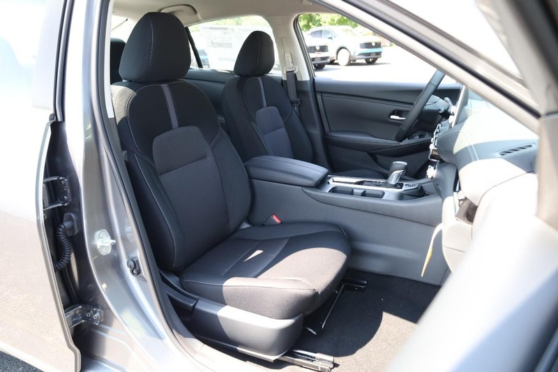Nissan Sentra Vehicle Image 24