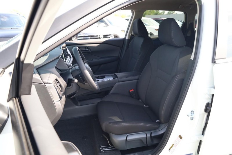 Nissan Rogue Vehicle Image 07