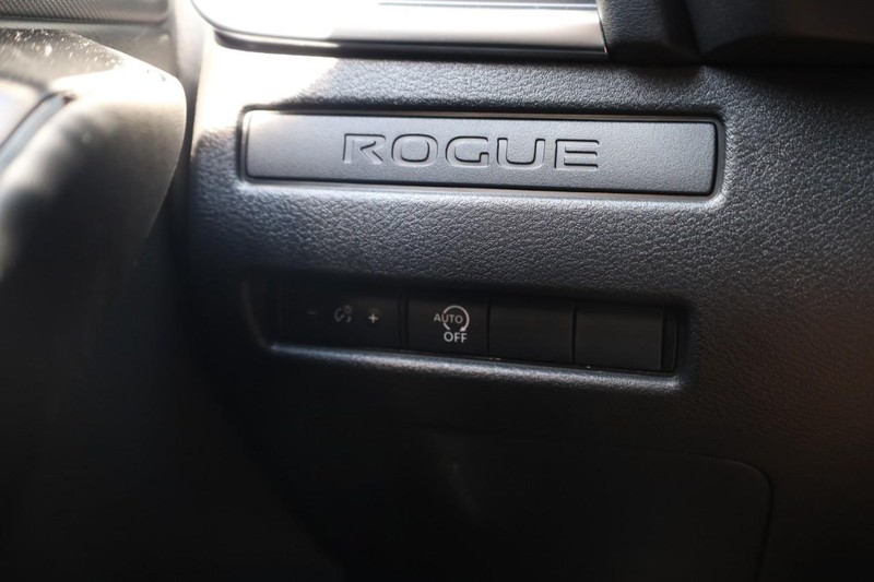 Nissan Rogue Vehicle Image 17