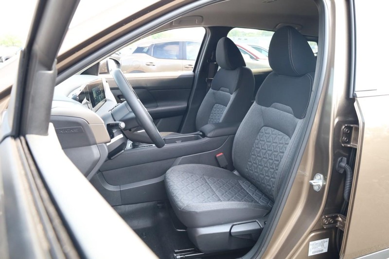 Nissan Kicks Vehicle Image 08