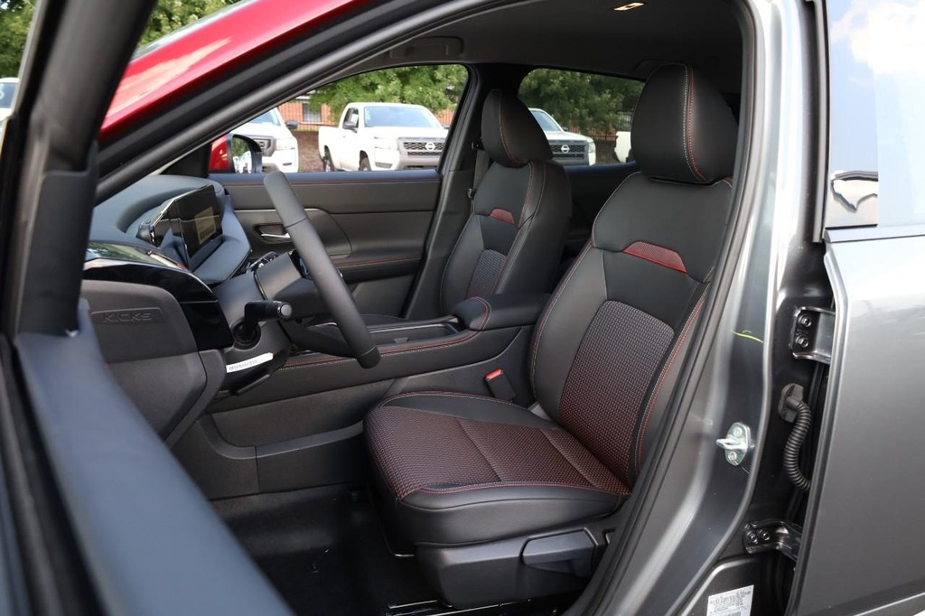 Nissan Kicks Vehicle Full-screen Gallery Image 10