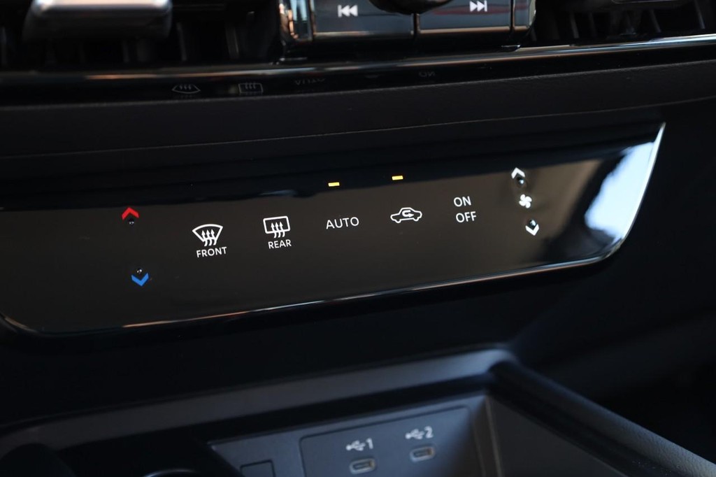 Nissan Kicks Vehicle Full-screen Gallery Image 16