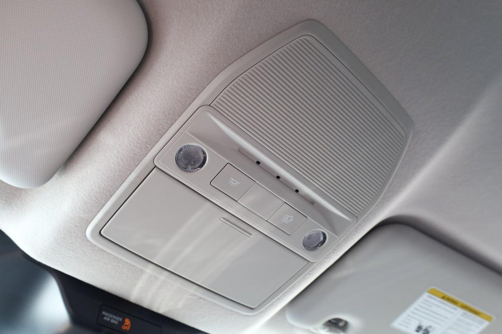 Nissan Kicks Vehicle Full-screen Gallery Image 19