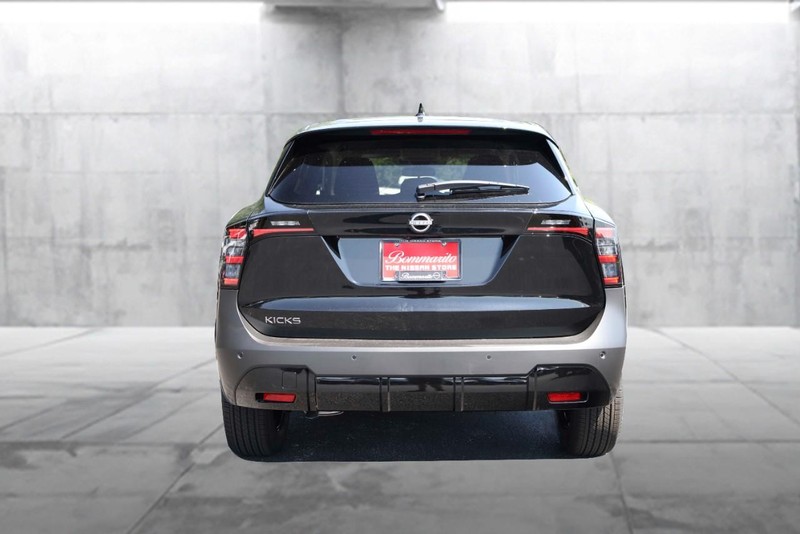 Nissan Kicks Vehicle Image 06