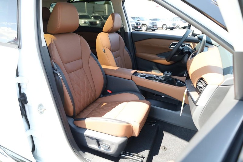 Nissan Rogue Vehicle Image 32